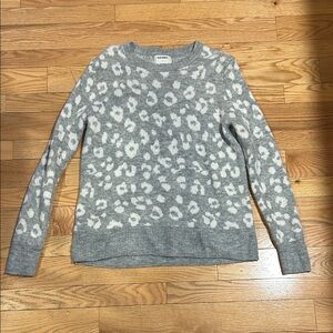 Old Navy Gray and White leopard Patterned Sweater